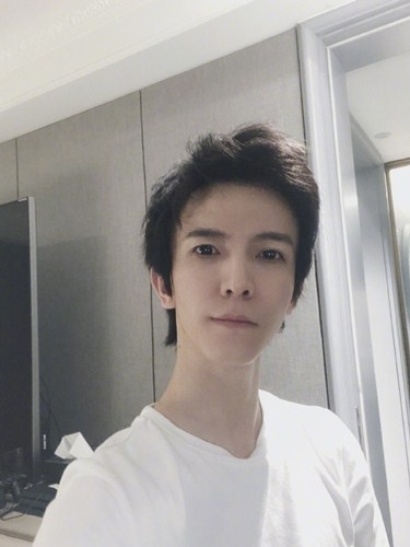 郭敬明发文“我上楼啦” 上热搜，到底是怎么回事？