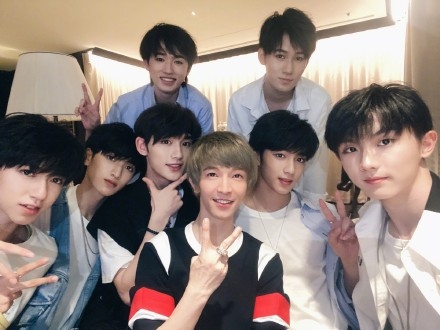 郭敬明发文“我上楼啦” 上热搜，到底是怎么回事？