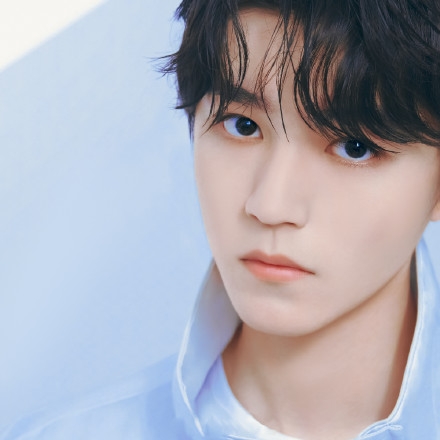 王俊凯封面设计师否认抄袭，否认“御用三年”等不实传闻