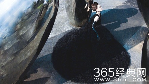 戚薇COS黑皇后造型，惊艳全场