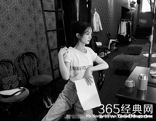 赵丽颖最新杂志封面曝光，随意复古高贵又风情