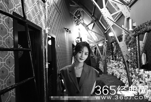 赵丽颖最新杂志封面曝光，随意复古高贵又风情