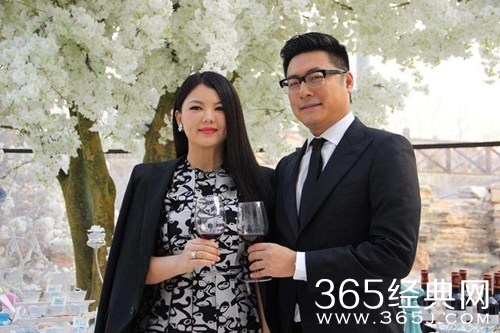 “壁咚事件”后王岳伦发文表白妻子和女儿：永远爱你们！