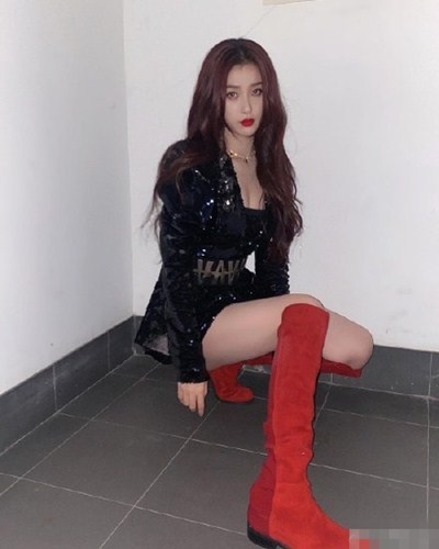 虞书欣半膝红靴上热搜，到底是怎么回事？