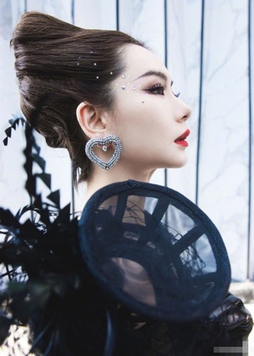 戚薇COS黑皇后造型，惊艳全场