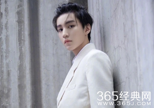 王俊凯封面设计师否认抄袭，否认“御用三年”等不实传闻