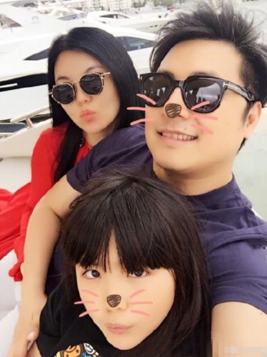 “壁咚事件”后王岳伦发文表白妻子和女儿：永远爱你们！