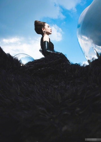 戚薇COS黑皇后造型，惊艳全场