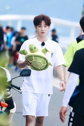 李汶翰强吻阿云嘎惹争议，粉丝辟谣称：假动作