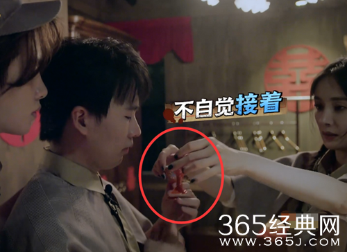 黄明昊郭麒麟喝交杯酒，杨幂露出姨母笑，磕到了？