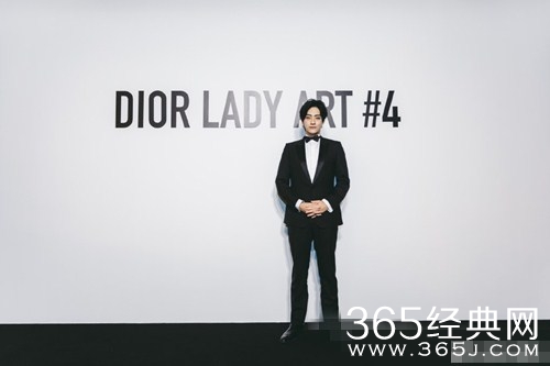 疑似郑云龙恋情曝光，二人同回住所疑已同居