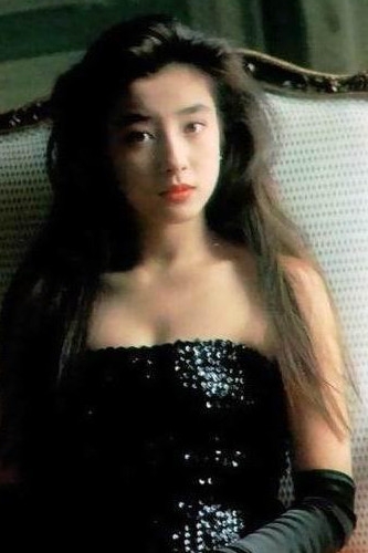 宫泽理惠18岁时拍全裸写真图片曝光 系母亲出卖