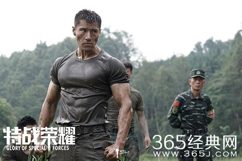 《特战荣耀》白龙的童年经历