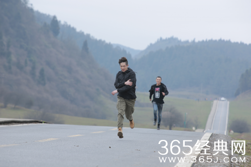 《勇者无惧》热播，张丹峰在仙女山上演飙车大戏