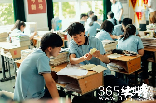 《大考》热播中，贫困生代表高铭宇扮演者徐一航感染力极强