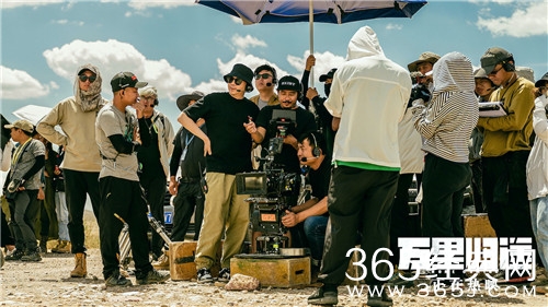 票房破14亿！《万里归途》曝导演特辑