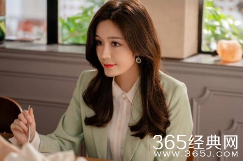 《爱的二八定律》开播 汤晶媚演绎“职场白骨精”