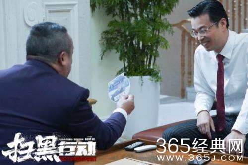电影《扫黑行动》发布“黑吃黑”版正片片段 扫黑除恶分秒必争