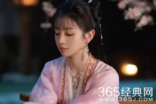 《卿卿日常》李薇献殷勤