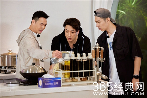 《大湾仔的夜2》开启厦门站营业，陈小春吴卓羲当主厨备受好评