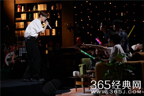 鹿晗不插电音乐会引爆全网，黑胶预售开启LIVE音频即将上线