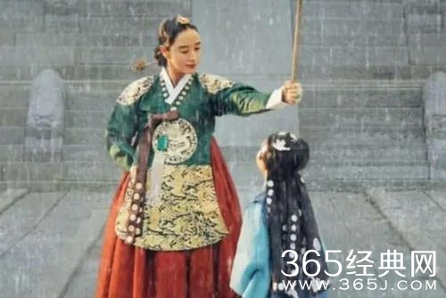 《王后伞下》大结局