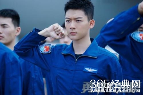 《勇敢的翅膀》首播 张晚意富大龙首演师徒逐梦长空