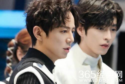 《大侦探8》何炅文韬合力破解时间诡计