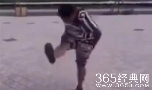 一脚踢出了整个盛夏梗介绍