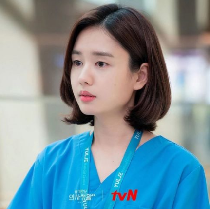 《黑暗荣耀》学长李到晛下一部挑战母子搞笑剧，与喜剧女王罗美兰携手主演《坏妈妈》