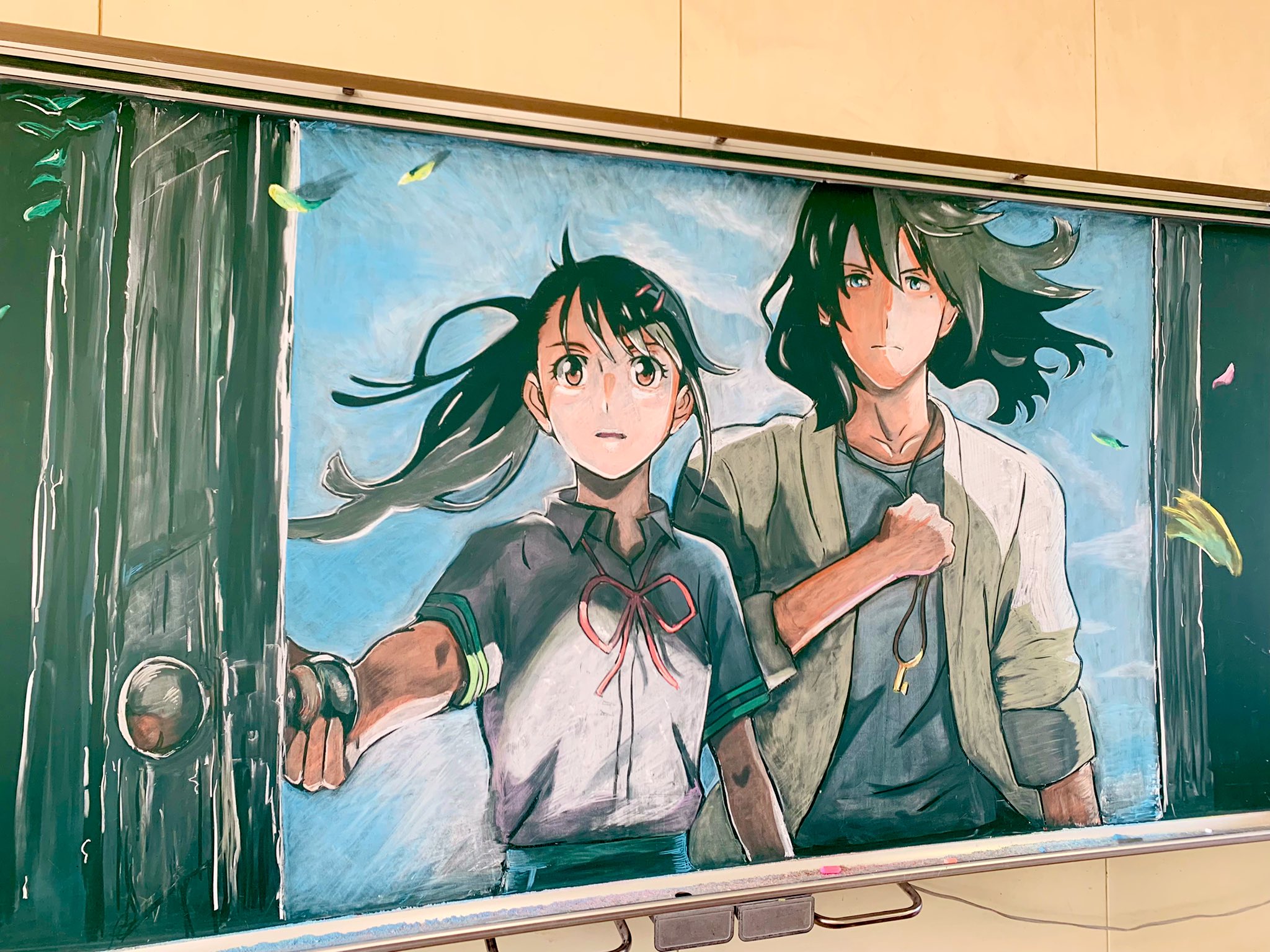 网友绘制《铃芽之旅》黑板画 成品令人惊叹