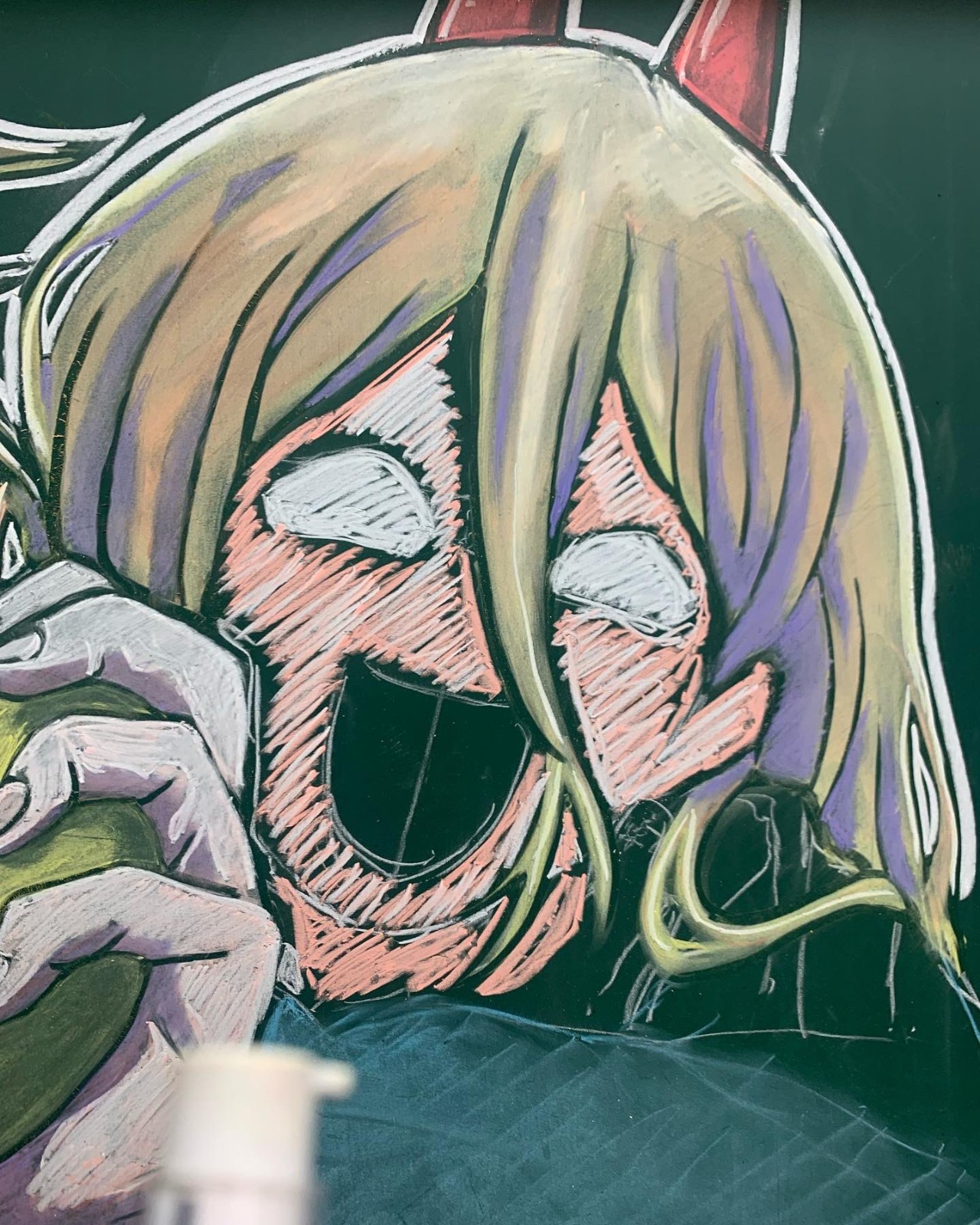 网友绘制《铃芽之旅》黑板画 成品令人惊叹