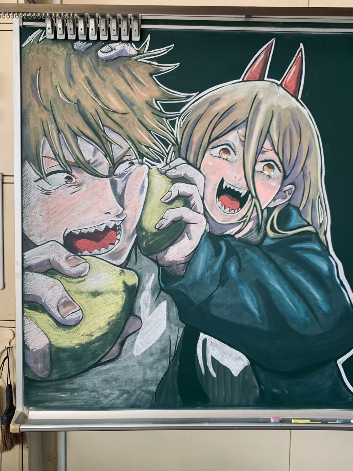 网友绘制《铃芽之旅》黑板画 成品令人惊叹