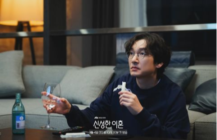 《神圣的离婚》演技派演员大集合，金成均将饰演曹承佑学生时期好友