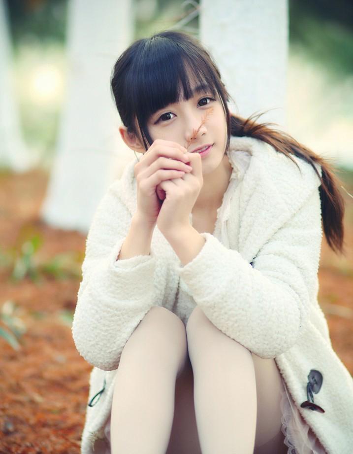 吹泡泡的清纯女孩