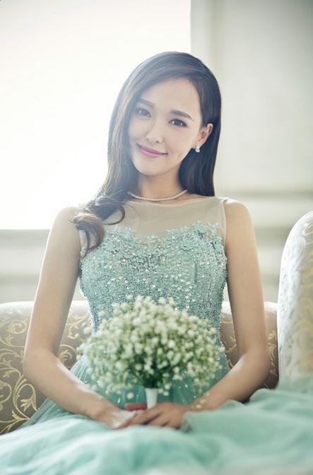 唐嫣性感妩媚大秀美腿