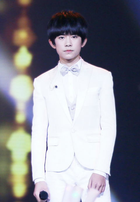 易烊千玺帅气搞怪爱自拍