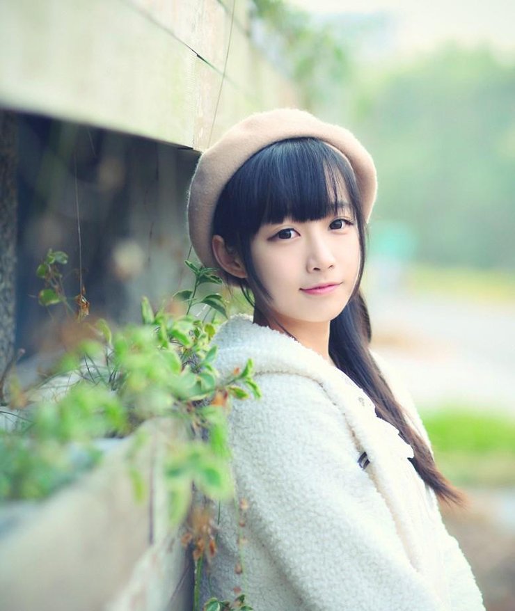 吹泡泡的清纯女孩