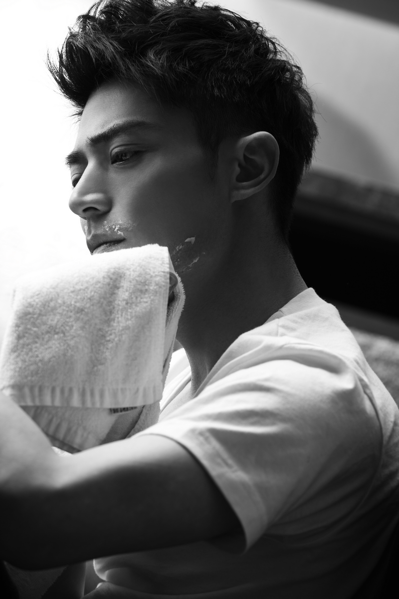 老干部霍建华图片帅气随性