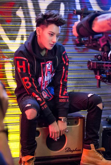 黄子韬耍帅高清图片