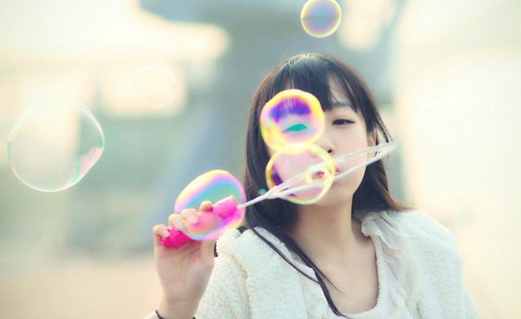 吹泡泡的清纯女孩