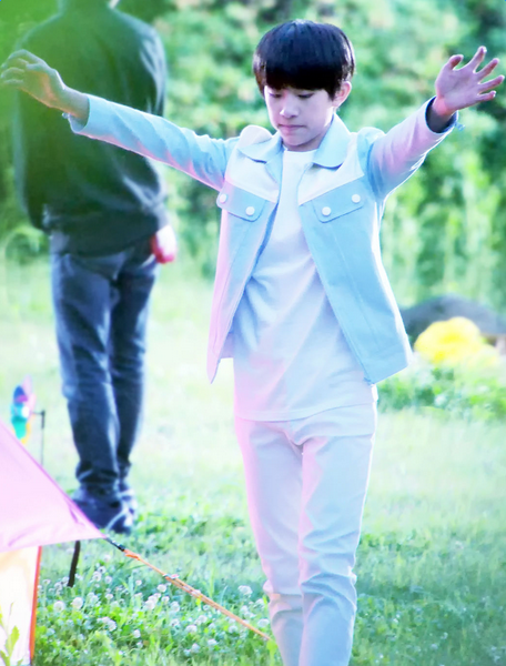 易烊千玺帅气搞怪爱自拍