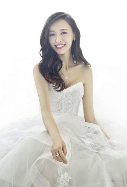 唐嫣性感妩媚大秀美腿