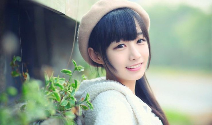 吹泡泡的清纯女孩