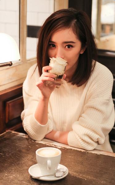 杨幂清新靓丽尽显辣妈风范