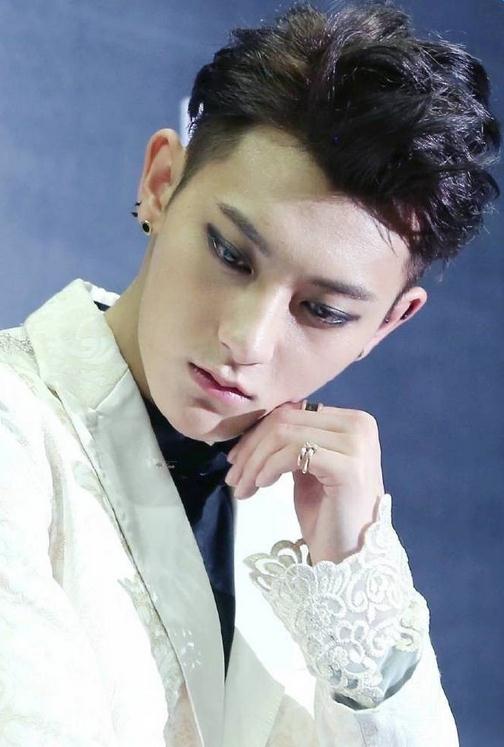 黄子韬耍帅高清图片