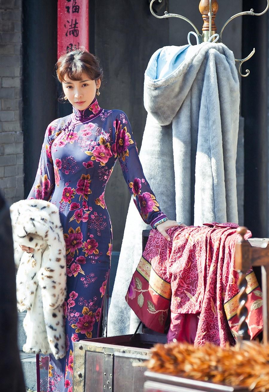 柳岩性感漏肩露背露酥胸