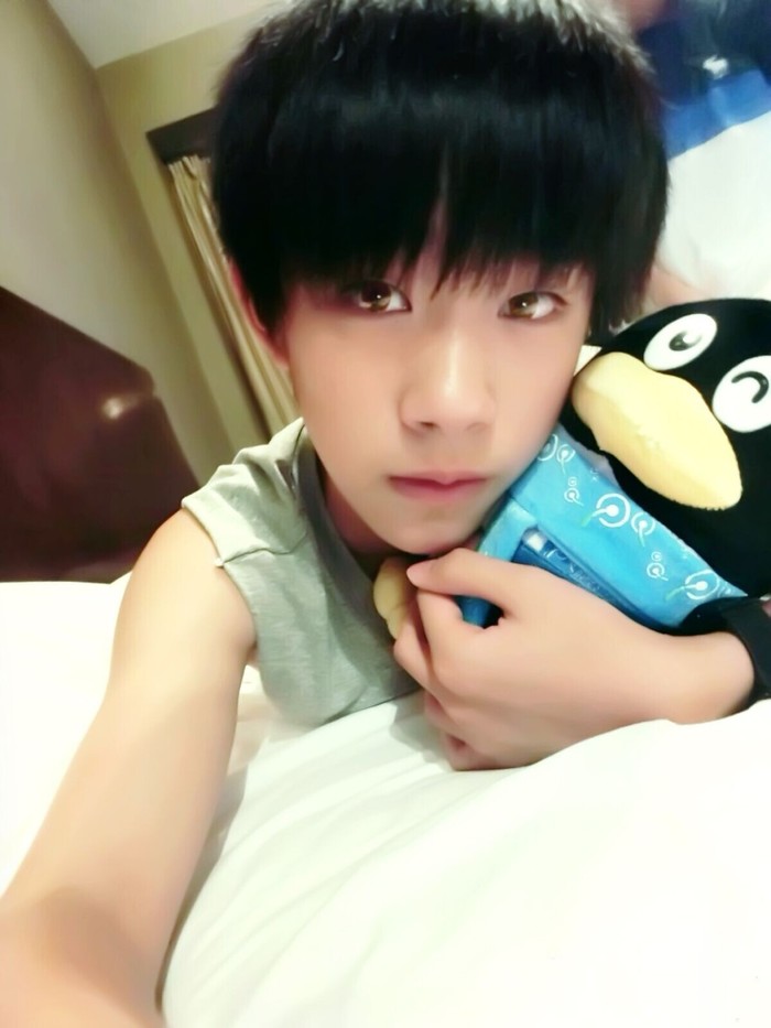 易烊千玺帅气搞怪爱自拍