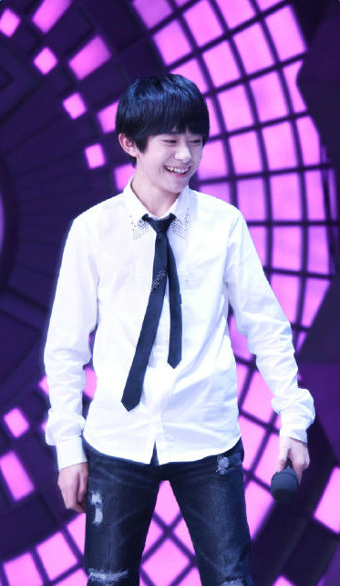 易烊千玺帅气搞怪爱自拍