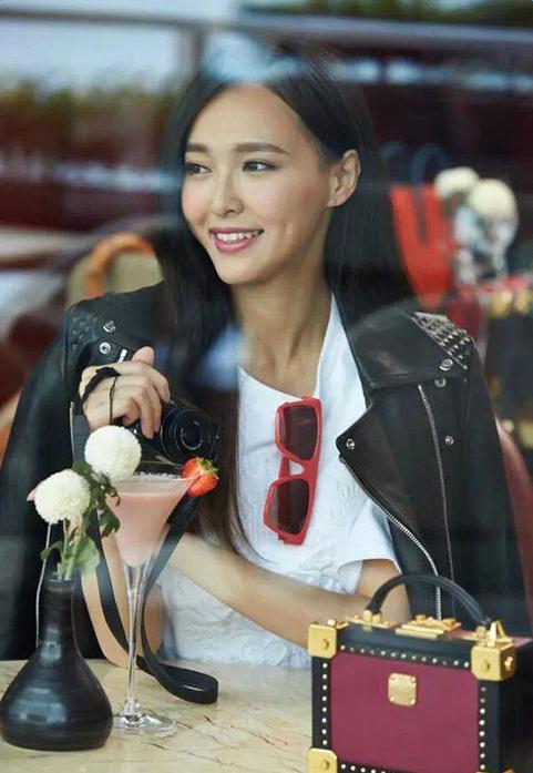 唐嫣性感妩媚大秀美腿